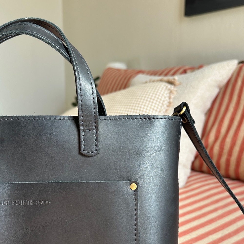 Portland Leather Sleek Black Bag - Picture 6 of 8